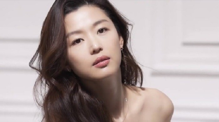 Cô cũng diện những bộ váy khoe bờ vai trần quyến rũ. Jun Ji Hyun là một trong số ít những mỹ nhân xứ Hàn sở hữu vẻ đẹp tự nhiên, không "dao kéo". Bà mẹ hai con luôn được lọt vào top danh sách những mỹ nhân đẹp nhất K-biz.