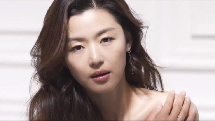 Jun Ji Hyun là một trong những tên tuổi đình đám nhất của làng phim Hàn Quốc. Nhờ khả năng diễn xuất linh hoạt và khả năng chọn kịch bản tốt, những bộ phim cô tham gia đều thành công như: Cô nàng ngổ ngáo (2001), Vì sao đưa anh tới (2013) hay Huyền thoại biển xanh (2016). 