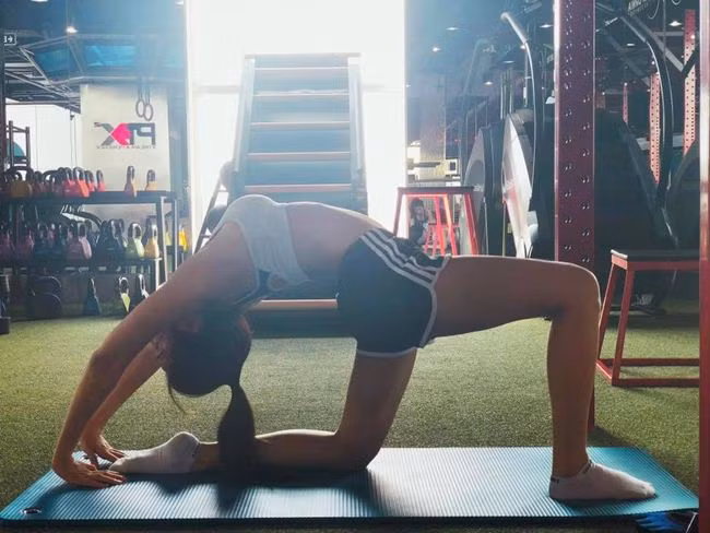 Bên cạnh thói quen ăn uống lành mạnh, 9X cũng chăm chỉ tập luyện để duy trì thể lực và vóc dáng với số đo 3 vòng là 87 - 61 - 91.