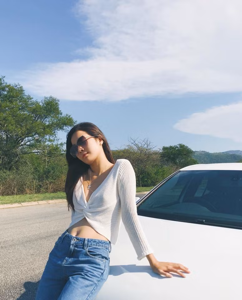 Karen duy trì tập gym + cardio đều đặn 5-6 lần/tuần để giữ vòng eo 61cm cũng như giữ gìn sức khỏe.