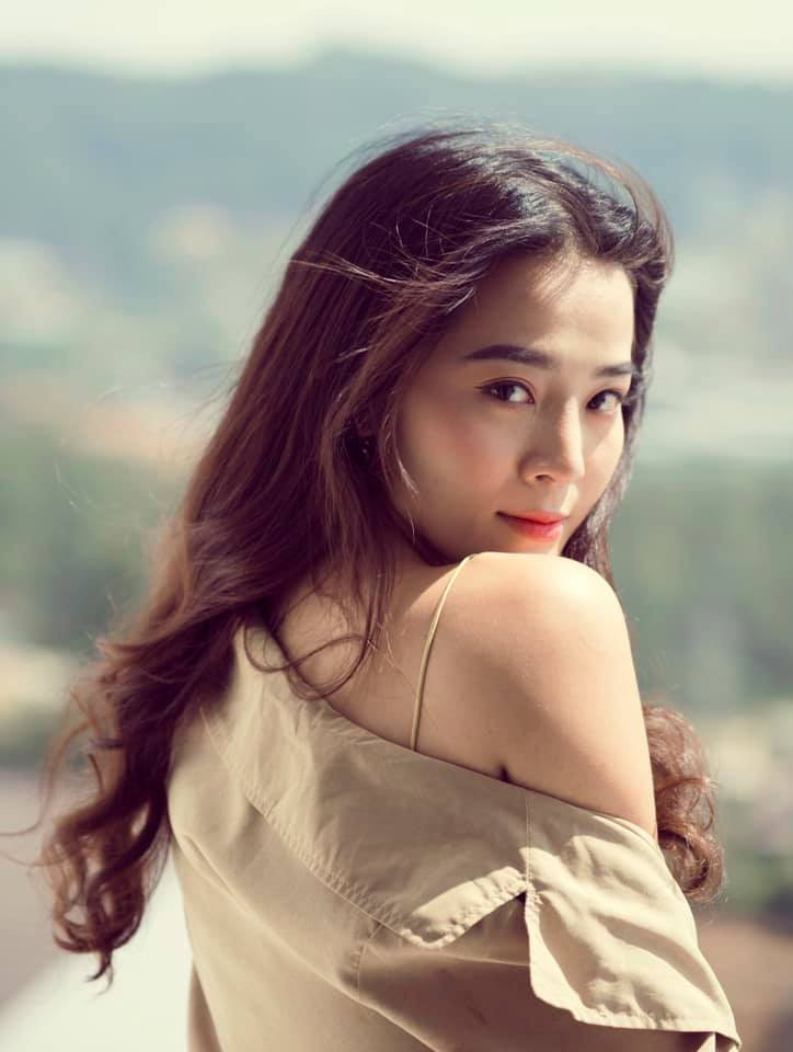 Gương mặt xinh xắn cùng vóc dáng thon thả cùng vòng eo con kiến đã giúp Kiều Diễm thu hút sự chú ý ngay sau khi MV mới của ca sĩ Hương Giang ra mắt.