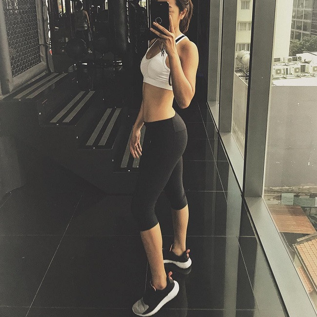 Karen Nguyễn chia sẻ bí quyết dù nghiện trà sữa, không cần ăn kiêng kham khổ nhưng vẫn giữ được vòng eo phẳng lì và một thân hình cân đối.