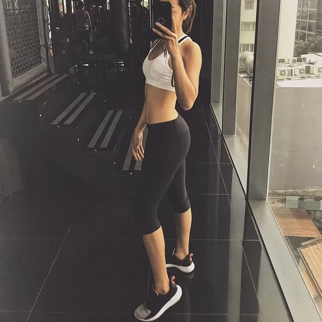 Karen Nguyễn chia sẻ bí quyết dù nghiện trà sữa, không cần ăn kiêng kham khổ nhưng vẫn giữ được vòng eo phẳng lì và một thân hình cân đối.