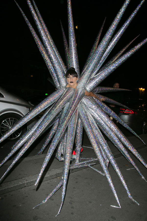 Hãy cũng chiêm ngưỡng những bộ trang phục thảm họa có một không hai của Lady Gaga.