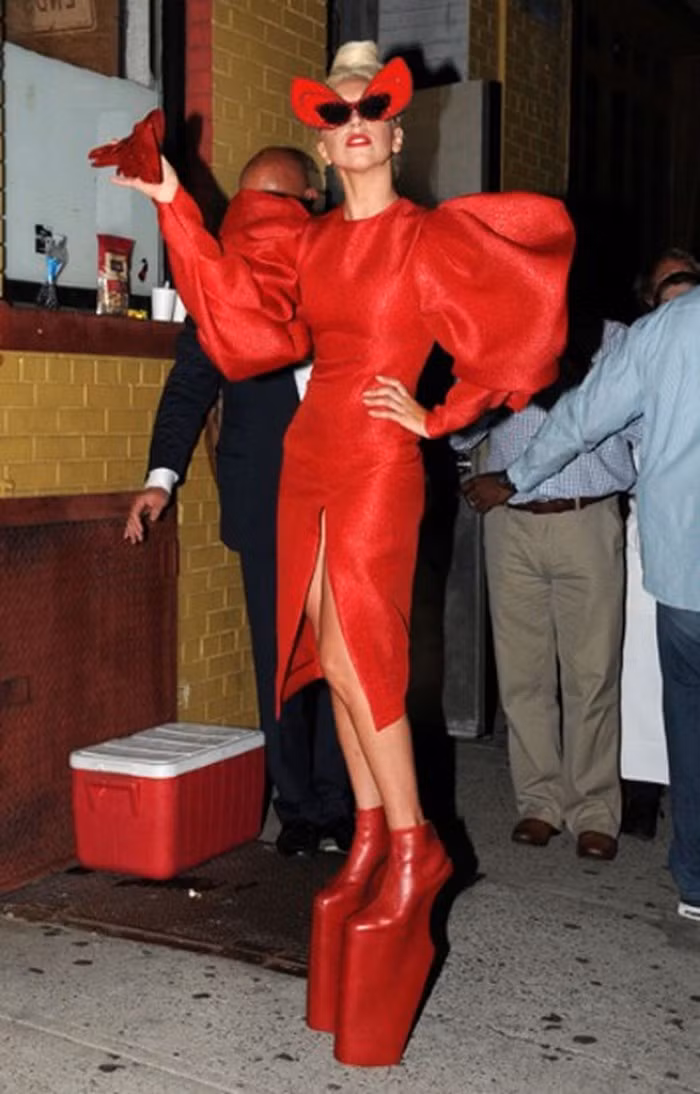 Lady Gaga diện bộ đầm đỏ rực và trèo lên đôi giày cao gần 40cm.