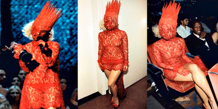 Màn hóa trang kinh dị và đáng sợ của nữ ca sĩ trong chiếc đầm đỏ xuyên thấu trùm kín mặt và đầu.