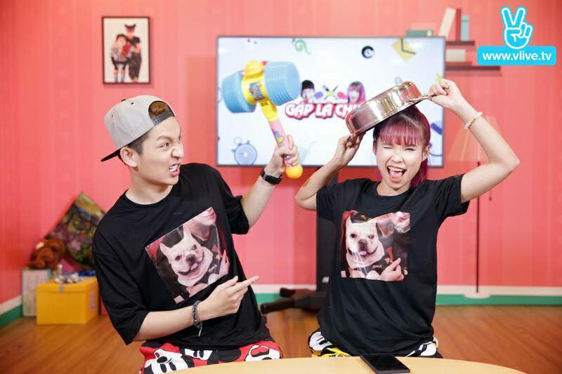 Cả hai cùng diện đồ đôi nhí nhảnh.