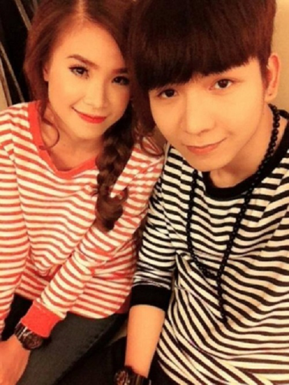 Không chỉ diện áo kẻ sọc giống nhau, cả hai còn mang đồng hồ đôi.