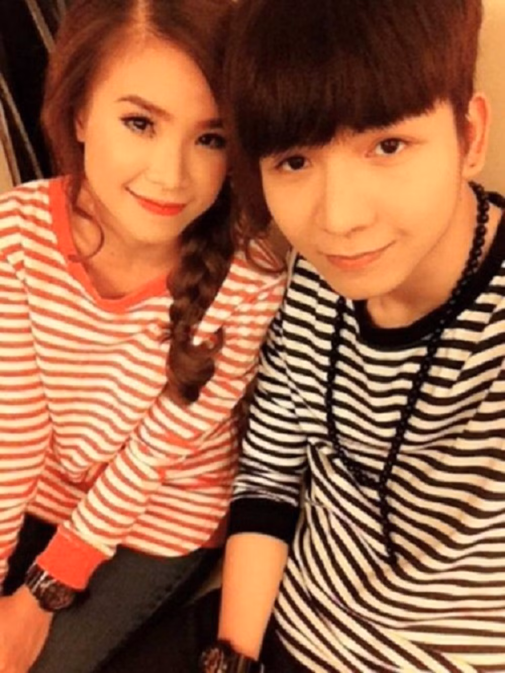 Không chỉ diện áo kẻ sọc giống nhau, cả hai còn mang đồng hồ đôi.