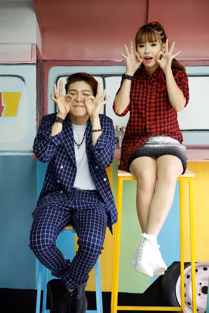 Nhí nhảnh tạo dáng với trang phục kẻ caro bắt mắt.