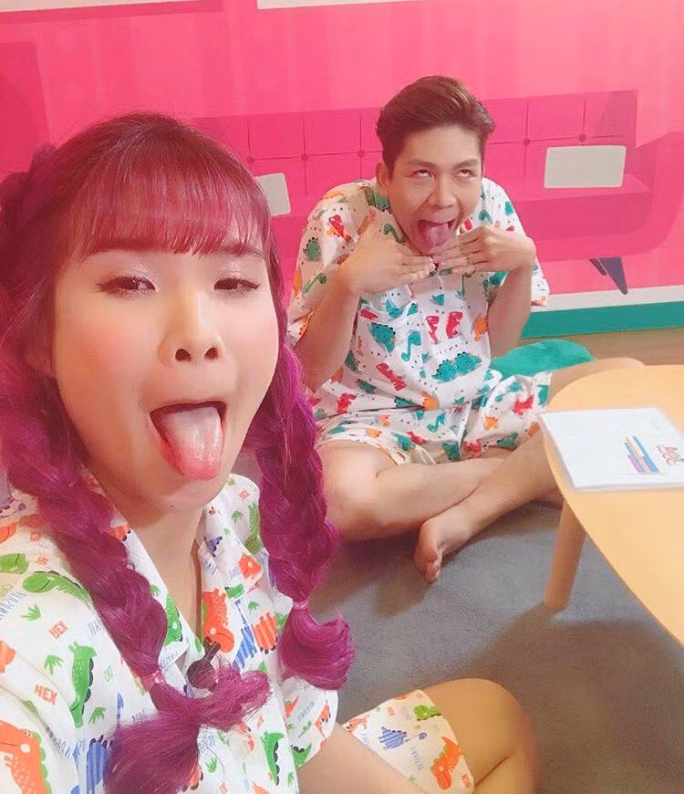 Cặp đôi Khởi My - Kelvin Khánh mặc đồ đôi ở nhà cũng nhí nhảnh.