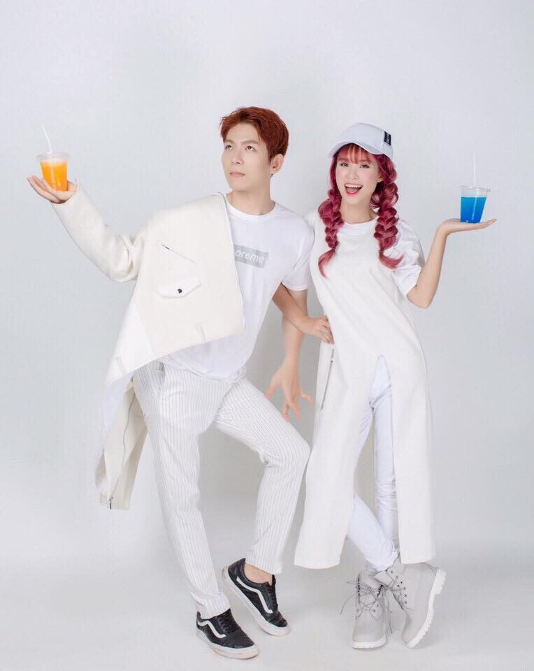 Cả hai cùng diện đồ trắng năng động, trẻ trung.