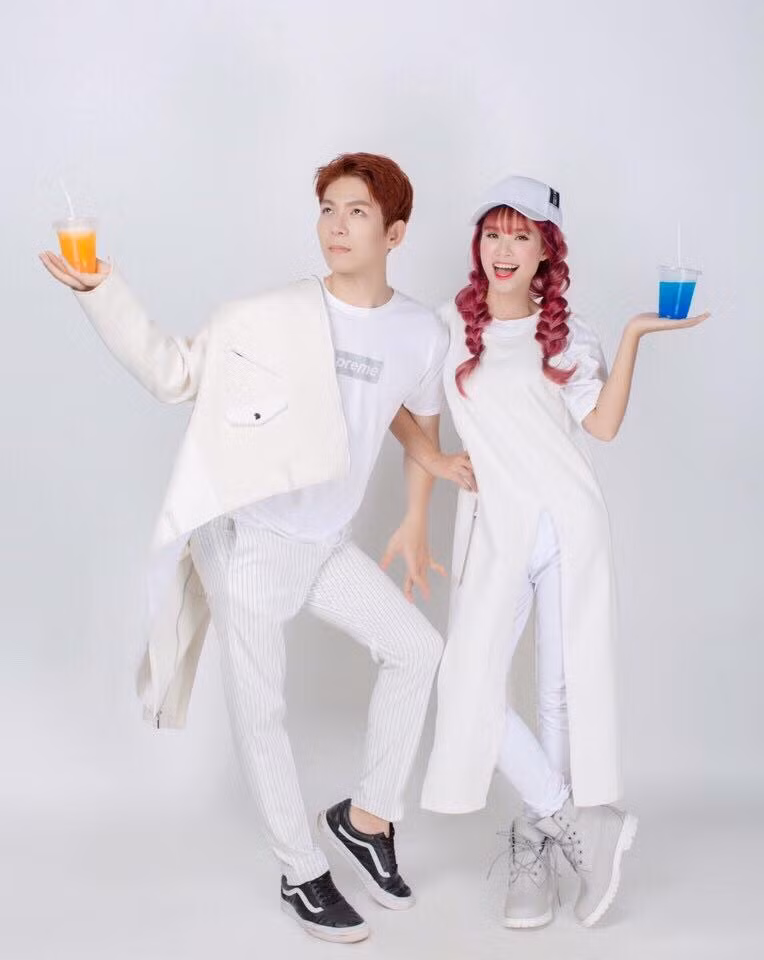 Cả hai cùng diện đồ trắng năng động, trẻ trung.