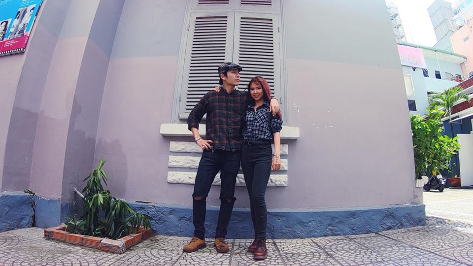 Trên trang cá nhân, vợ chồng Khởi My - Kelvin Khánh nhiều lần chia sẻ hình ảnh cùng diện đồ ton-sur-ton. Trong hình, họ cùng diện áo sơ mi kẻ karo và quần jean giống nhau.