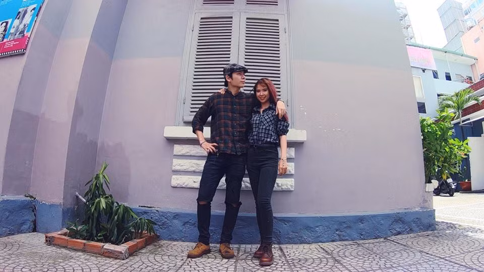 Trên trang cá nhân, vợ chồng Khởi My - Kelvin Khánh nhiều lần chia sẻ hình ảnh cùng diện đồ ton-sur-ton. Trong hình, họ cùng diện áo sơ mi kẻ karo và quần jean giống nhau.