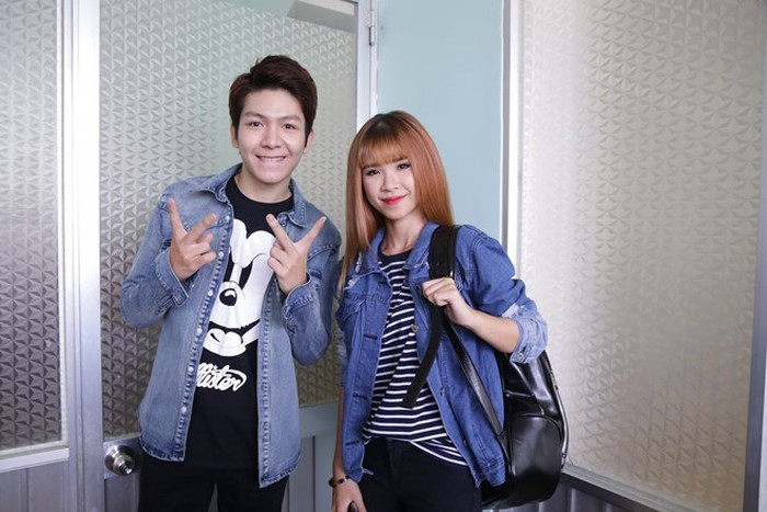 Cặp đôi cùng chọn áo khoác bò.