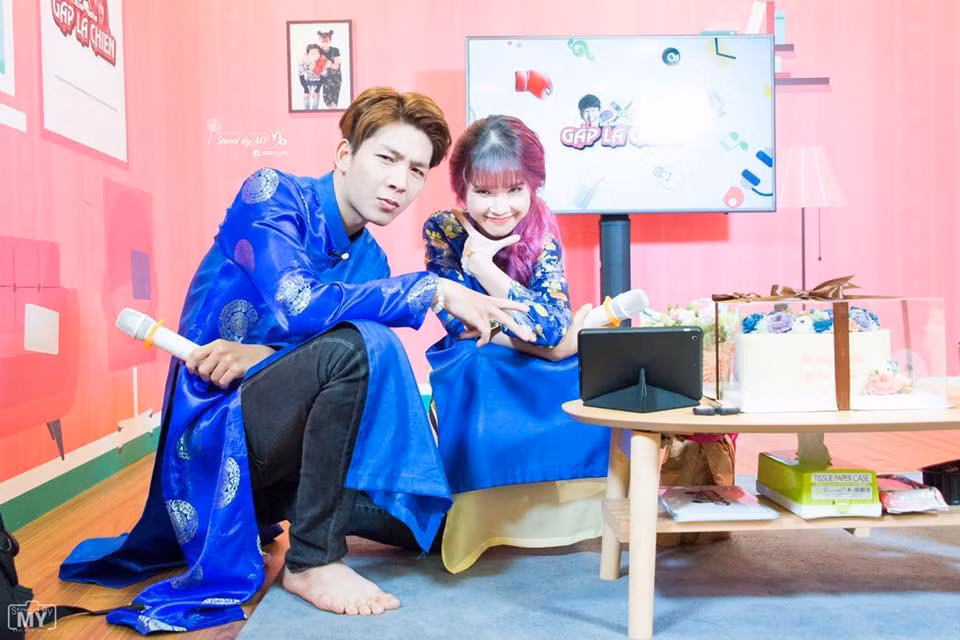 Khởi My - Kelvin Khánh cùng diện áo dài xanh tạo dáng xì teen.