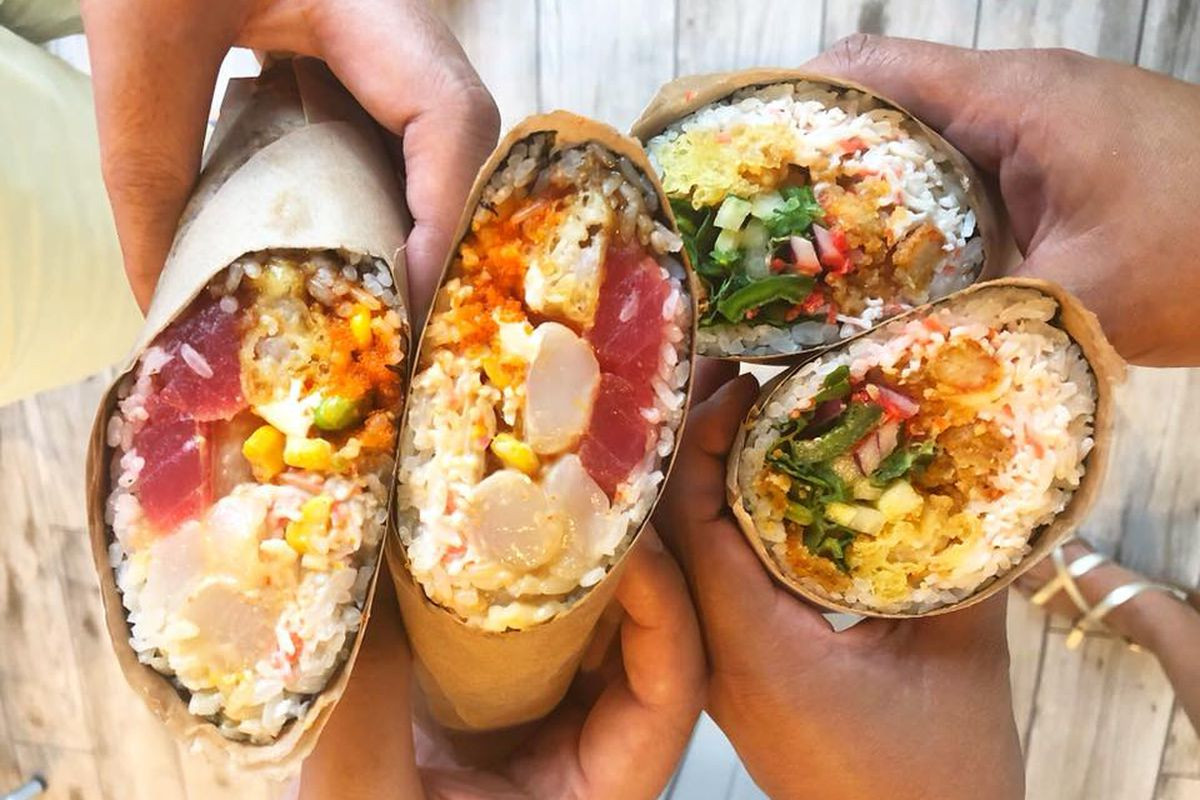 Sushi burrito, một món ăn kết hợp giữa ẩm thực Nhật Bản và Mexico. Những cuộn sushi được bọc bên ngoài lớp vỏ bằng bột ngô, rất tiện lợi cho thực khách mang đi.