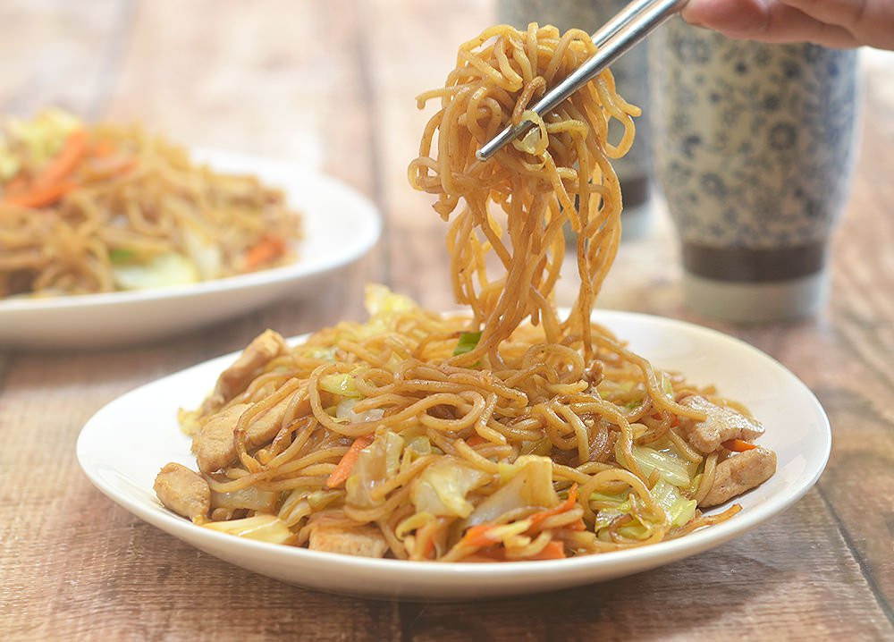 Yakisoba là món mì xào bình dân của Nhật Bản, được chế biến bằng cách chiên mì ramen với thịt lợn cắt nhỏ, rau (thường là bắp cải hành tây hoặc cà rốt).