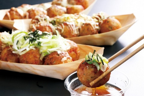 Bánh khoai tây chiên xù (korokke) vốn có nguồn gốc là món ăn của Pháp, với tên gọi the croquette, được du nhập những năm 90. Korokke là sự kết hợp giữa khoai tây nghiền, hành tây, rau cải, thịt, rồi cho lăn qua bột mì, trứng và vụn bánh mì.