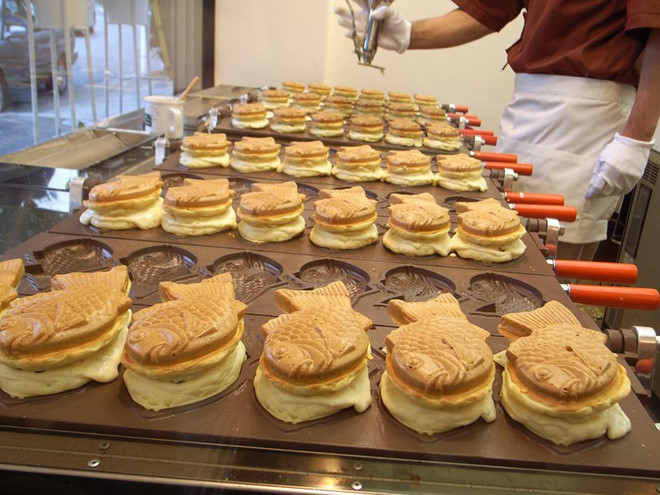 Taiyaki là món ăn vỉa hè phổ biến ở Nhật, gồm lớp vỏ như bánh kếp hoặc bánh waffle và nhân đậu đỏ ngọt ngào bên trong, thường được tạo thành hình cá.