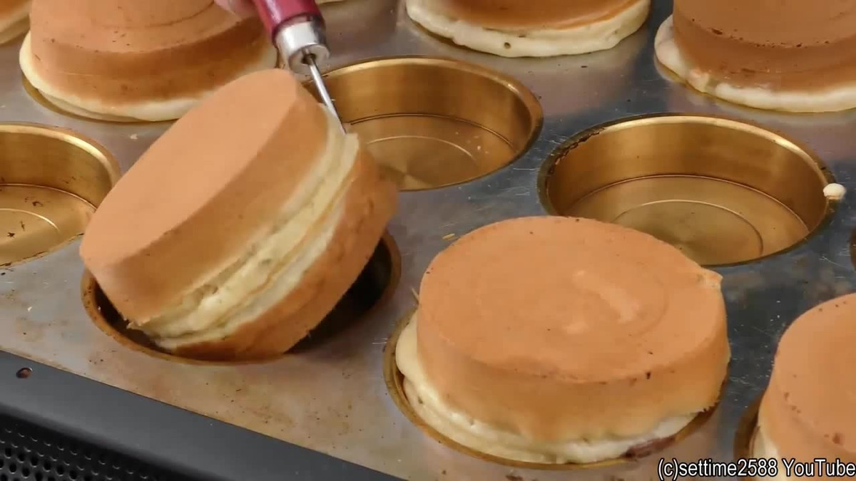 Imagawayaki giống một dạng bánh pancake dày với nhân đậu đỏ, sốt trứng sữa, pho-mát, thịt, khoai tây hay cà ri. Loại bánh này có hơn 20 tên gọi khác nhau tùy thuộc vào vùng miền ở Nhật Bản, loại và nơi làm bánh.
