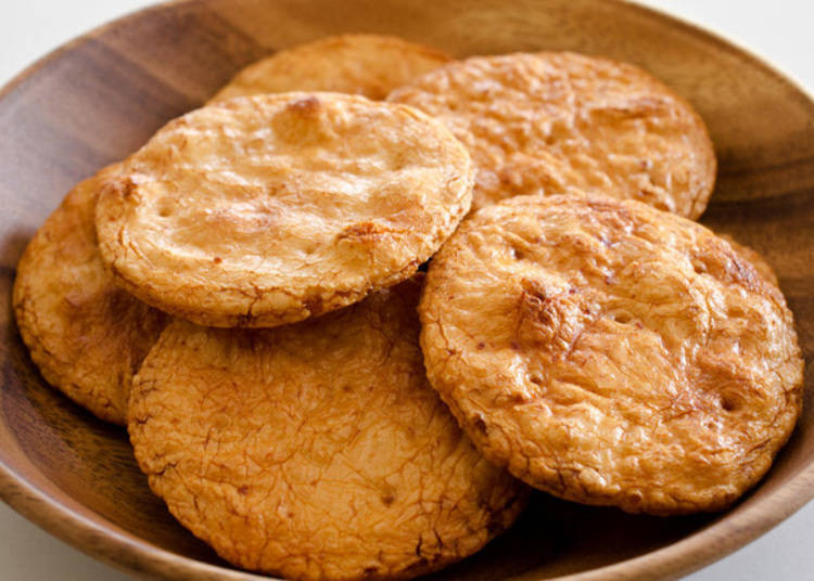 Senbei là tên gọi chung của những chiếc bánh khô truyền thống của Nhật Bản. Món ăn này được chế biến từ bột gạo hoặc bột mì, rồi được đem nướng chín trong lò hoặc trên bếp than củi. Tùy từng vùng, Senbei sẽ có những hương vị mặn ngọt khác nhau.