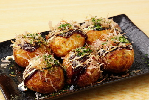 Takoyaki hay còn gọi là bánh bạch tuộc chiên ra đời vào năm 1935, là món ăn rất nổi tiếng tại Nhật. Món ăn này có vỏ bánh được làm từ bột mì, nhân bánh là thịt bạch tuộc băm hay thái hạt lựu, ngoài ra có thể độn thêm một số nguyên liệu và gia vị khác và tẩm với nước sốt, kèm với sốt mayonnaise.