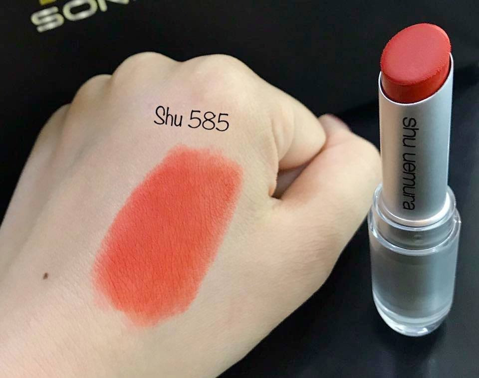 Màu son cam cháy: Đây không phải là màu son mới, cũng đã hot từ những năm trước, nhưng chúng vẫn tiềm ẩn sức quyến rũ thần kỳ thu hút những cô nàng mê son.