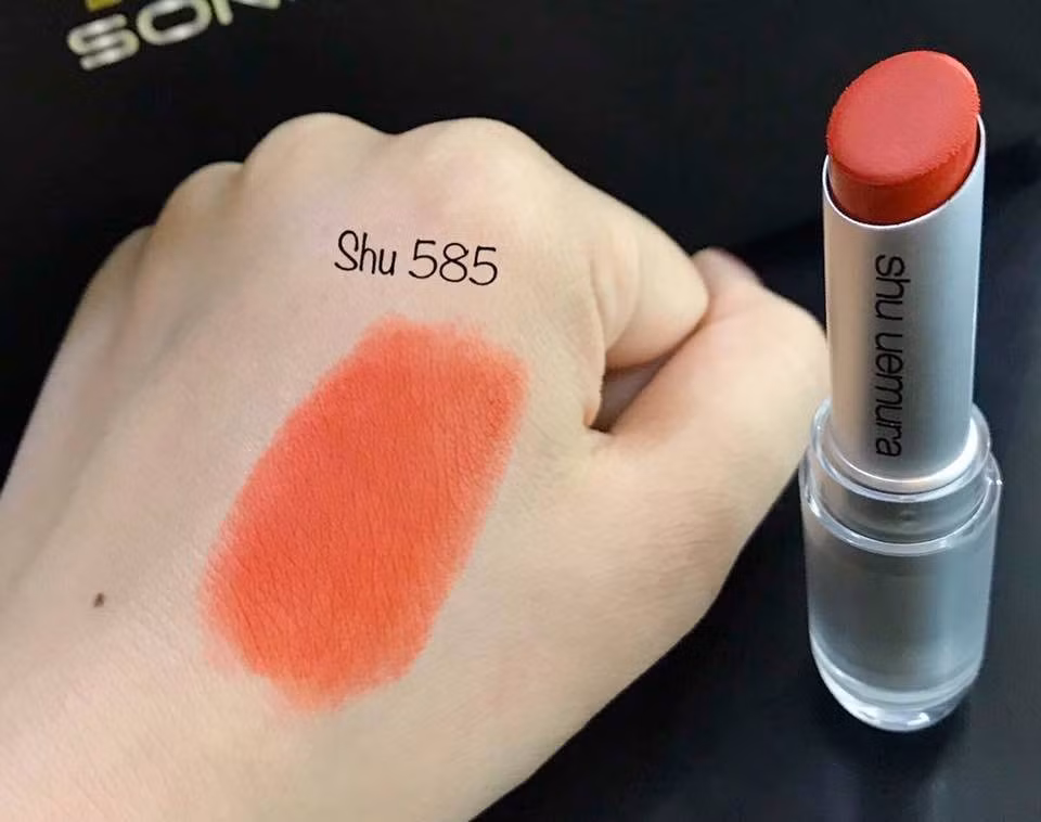 Màu son cam cháy: Đây không phải là màu son mới, cũng đã hot từ những năm trước, nhưng chúng vẫn tiềm ẩn sức quyến rũ thần kỳ thu hút những cô nàng mê son.