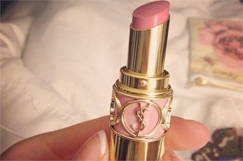 Tuy không rực rỡ bằng son đỏ hay hồng tím nhưng màu son môi này lại toát lên vẻ dịu dàng, tươi tắn. Để ghi điểm với bạn gái trong ngày 8/3, các chàng hay tặng nàng ngay một thỏi son mang tông này.