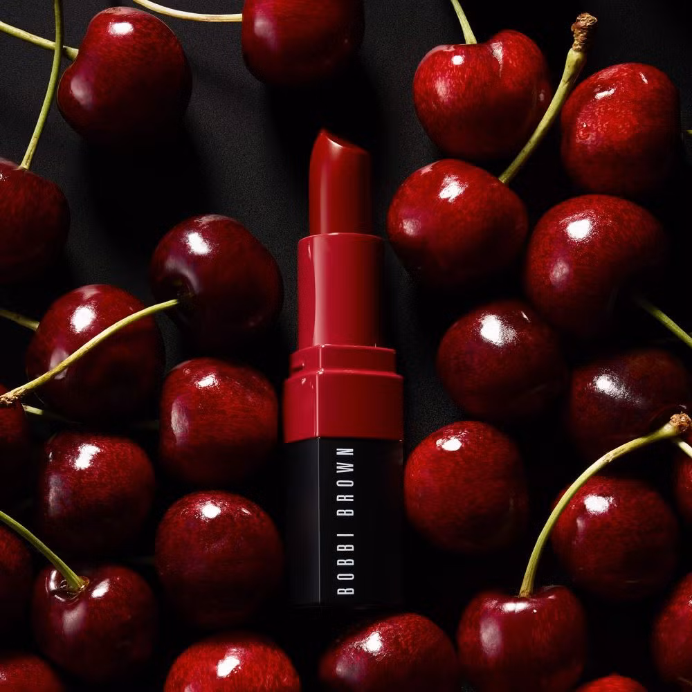 Màu son đỏ cherry: Không chỉ đơn thuần là một màu đỏ cổ điển, đỏ cherry với một chút xíu hồng hoặc chút xíu cam thực sự là một lựa chọn ấn tượng bởi nó cực kỳ tôn da, khiến khuôn mặt bạn bừng sáng rạng rỡ. 