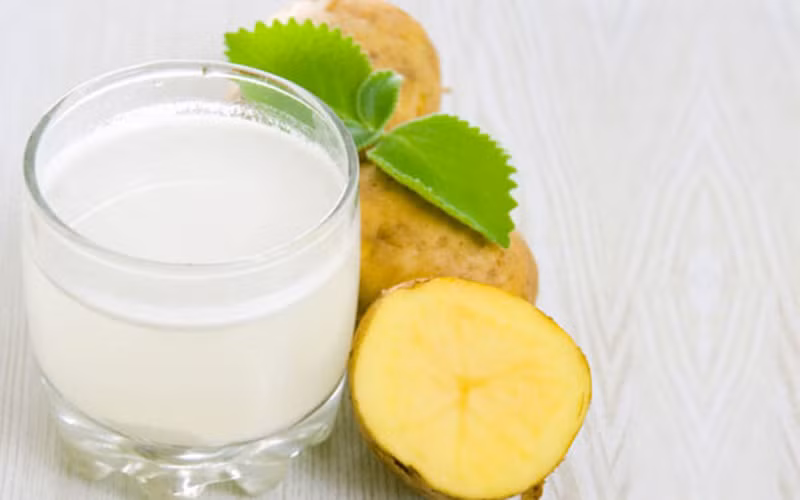 Giảm viêm và đau khớp: Nước ép khoai tây tươi có thuộc tính chống viêm, khiến cho nó trở thành một bài thuốc tự nhiên giảm đau ở khuỷu tay, cổ, lưng vai và đầu gối. Ngoài ra, nó có thể giảm viêm mãn tính ở người bị viêm khớp.