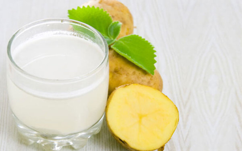 Giảm viêm và đau khớp: Nước ép khoai tây tươi có thuộc tính chống viêm, khiến cho nó trở thành một bài thuốc tự nhiên giảm đau ở khuỷu tay, cổ, lưng vai và đầu gối. Ngoài ra, nó có thể giảm viêm mãn tính ở người bị viêm khớp.