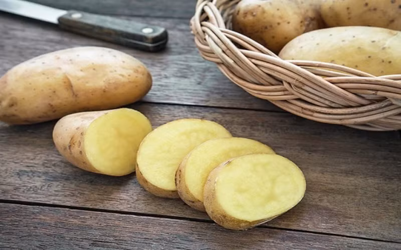 Giải độc: Nước ép khoai tây tươi có nhiều chất xơ giúp giải độc, cải thiện chức năng của phổi, gan và bàng quang đồng thời giúp loại bỏ cholesterol dư thừa ra khỏi cơ thể.