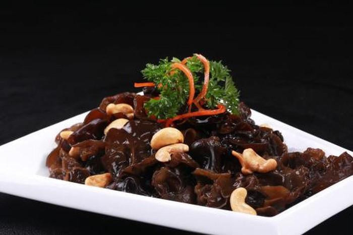 Mộc nhĩ chứa chất kết dính mạnh, có thể làm nhuận phổi, làm sạch máu, nếu ăn thường xuyên có thể làm sạch "rác" trong cơ thể, thải độc phổi hiệu quả.