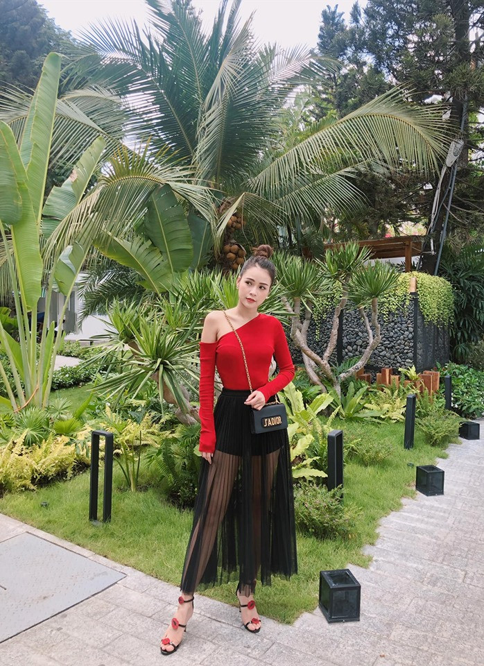 Phong cách ăn mặc đời thường của Sam cũng hết sức sang chảnh, nữ tính.