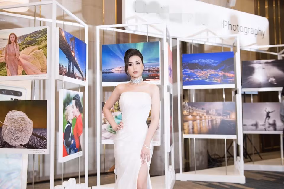 Không chỉ xinh đẹp, nữ MC diễn viên này còn có gu thời trang sang chảnh, nữ tính.