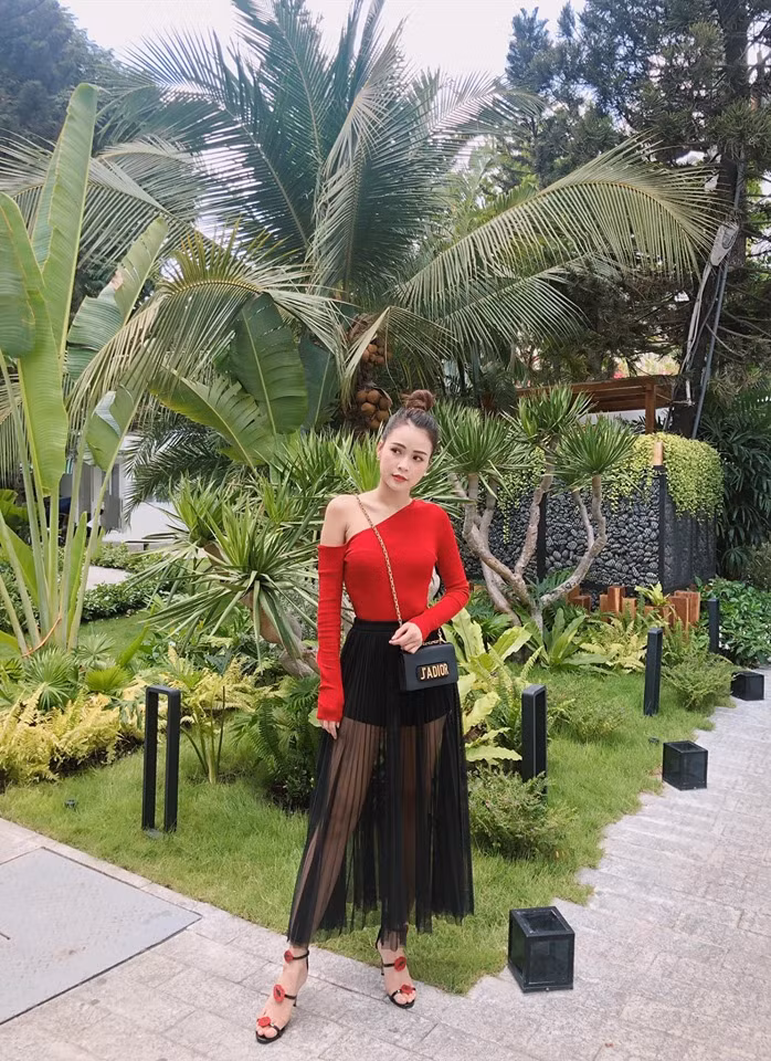 Phong cách ăn mặc đời thường của Sam cũng hết sức sang chảnh, nữ tính.