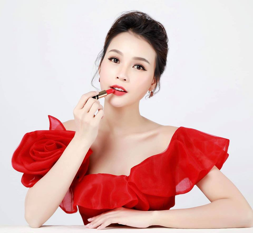 Sam sở hữu một bộ sưu tập những mẫu đầm liền đa dạng, phong phú với đủ loại màu sắc, phom dáng.