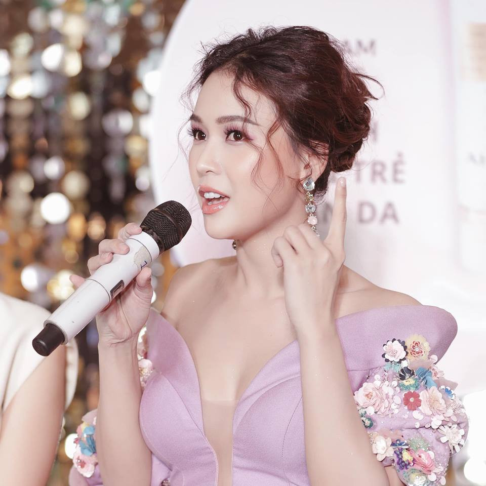 Cô ưa chuộng những mẫu đầm trễ vai bởi chúng giúp tôn lên bờ vai trần thon thả nuột nà.