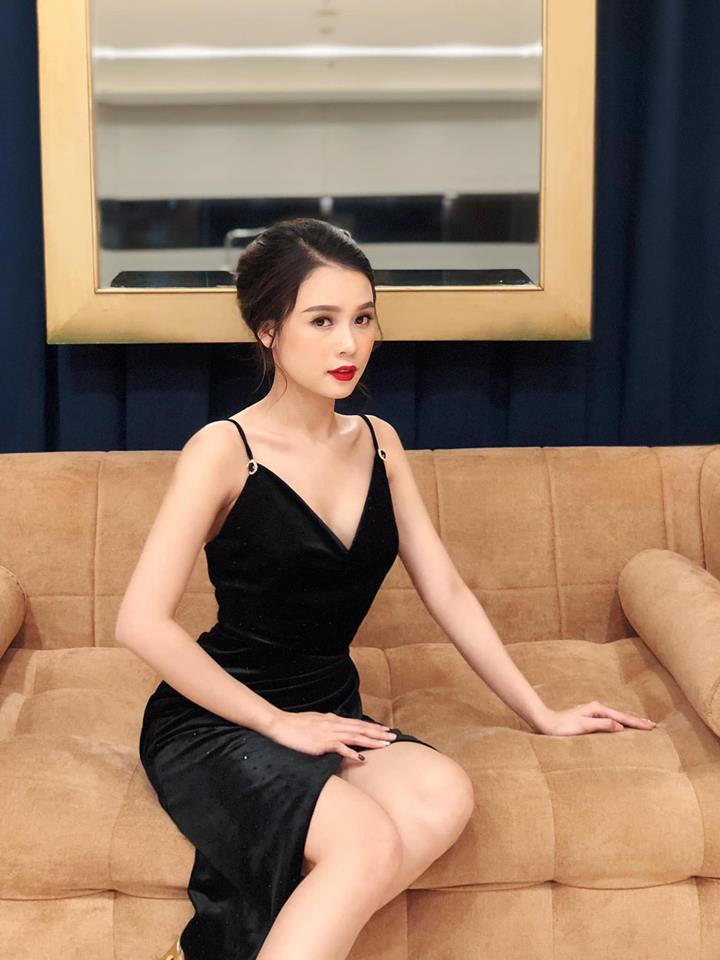 Người đẹp gốc Long An cũng ưu ái những bộ đầm hai dây gợi cảm, quyến rũ.