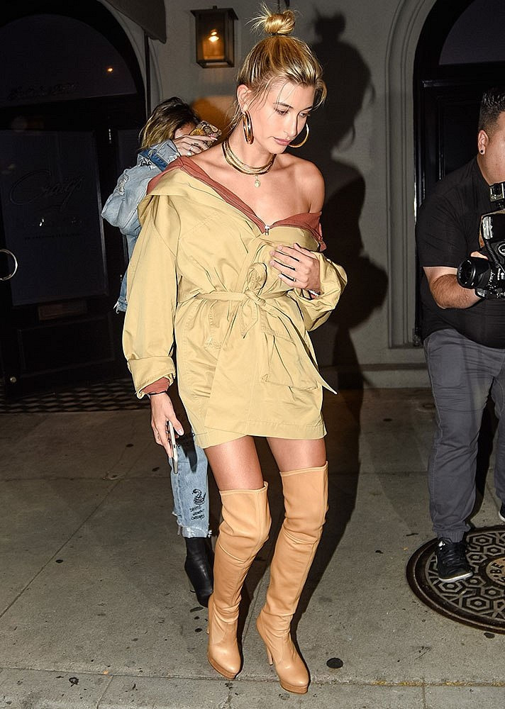 Áo trench coat cổ điển được cô nàng biến tấu lệch vai để khoe xương quai xanh quyến rũ.