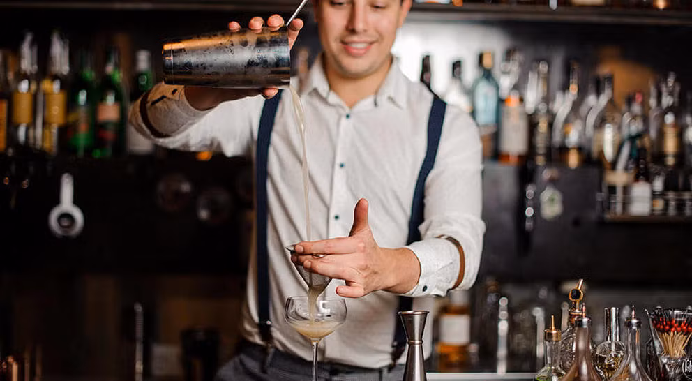 1. Bartender (nhân viên pha chế đồ uống) và phục vụ bàn: Làm việc trong những căn phòng đầy khói cực kỳ có hại cho phổi của bạn. Khói thuốc từ thuốc lá cũng như các loại thiết bị hút thuốc khác (như hookah) là một trong những nguyên nhân chính gây ung thư phổi.
