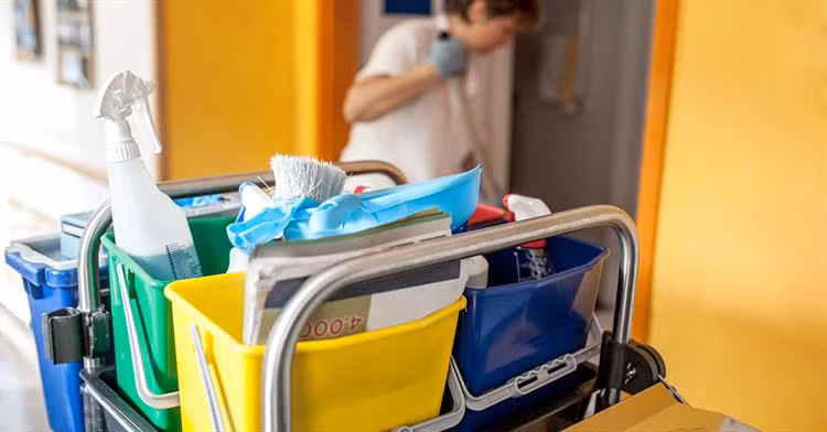 2. Người làm vệ sinh và dọn dẹp: Các vật dụng làm sạch được sử dụng chứa rất nhiều hóa chất độc hại có thể gây có nguy cơ gây ra bệnh hen suyễn. Hóa chất trong các chất tẩy rửa này có thể tạo ra phản ứng bất lợi với các mô phổi. Điều này làm tăng nguy cơ mắc ung thư phổi.