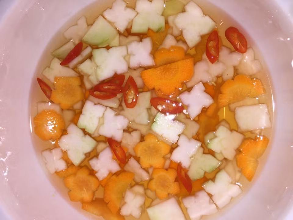 Cách pha nước chấm: Su hào, cà rốt thái nhỏ, mỏng trộn ít muối cho mềm rồi rửa sạch để pha nước chấm. Cho 3 muỗng canh nước, 2 muỗng canh nước mắm, 1.5 muỗng canh đường, 1 muỗng canh nước cốt chanh hòa tan trong 1 cái chén. Sau đó cho ớt tỏi băm vào cùng rồi cho cà rốt, su hào vào khuấy đều, nêm nếm lại cho vừa khẩu vị.