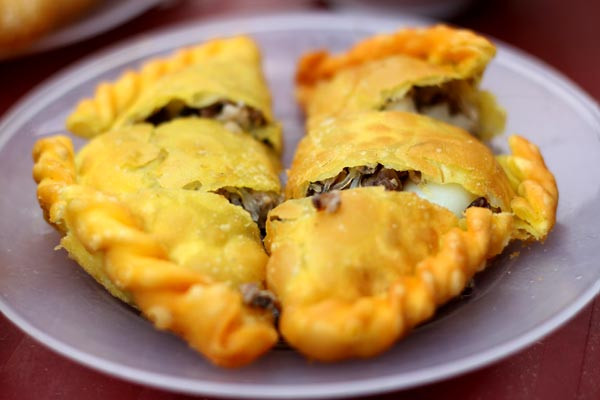 Bánh gối vàng ươm, giòn tan chấm cùng nước mắm chua ngọt khiến ai ăn cũng phải xuýt xoa trầm trồ.