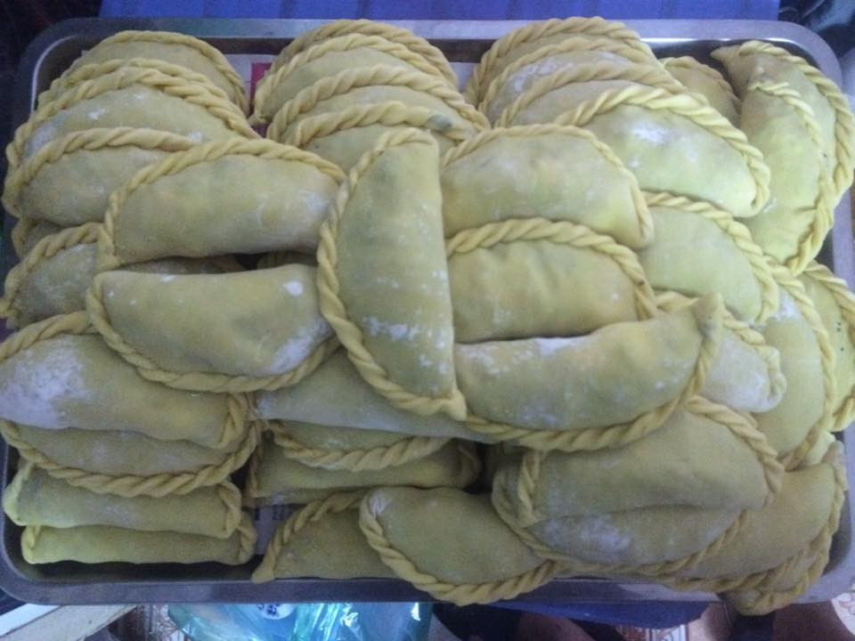 Cứ như vậy bạn gói cho hết bánh.