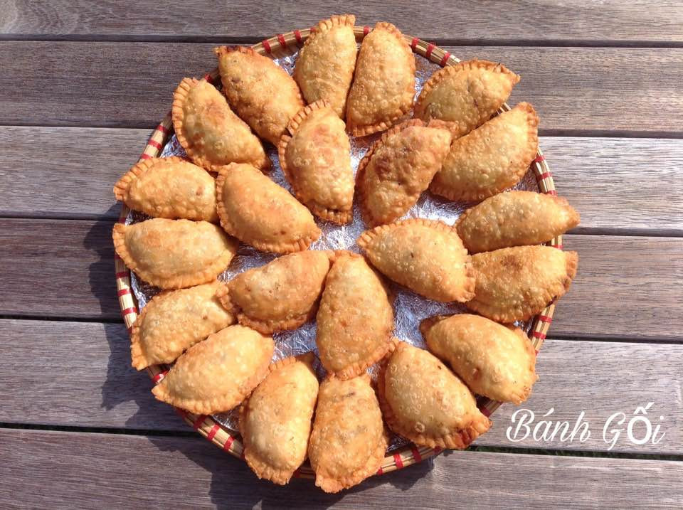 Bánh chín thì vớt ra để trên giấy thấm dầu và cắt bánh chấm cùng nước mắm chua ngọt, ăn kèm rau thơm, thưởng thức khi còn nóng.