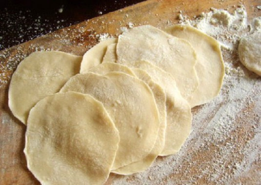 Cách làm phần vỏ bánh: Trộn tất cả nguyên liệu phần bột làm vỏ bánh cho đều nhào tầm 10 phút rồi để nghỉ từ 30 phút đến 1 tiếng. Cho bột ra cắt làm những phần nhỏ rồi cán mỏng. Lấy cái bát ăn súp hay bát ăn cơm, đè lên miếng bột vừa cán rồi lấy dao cắt khoanh tròn theo bát thế là được phần vỏ bánh.